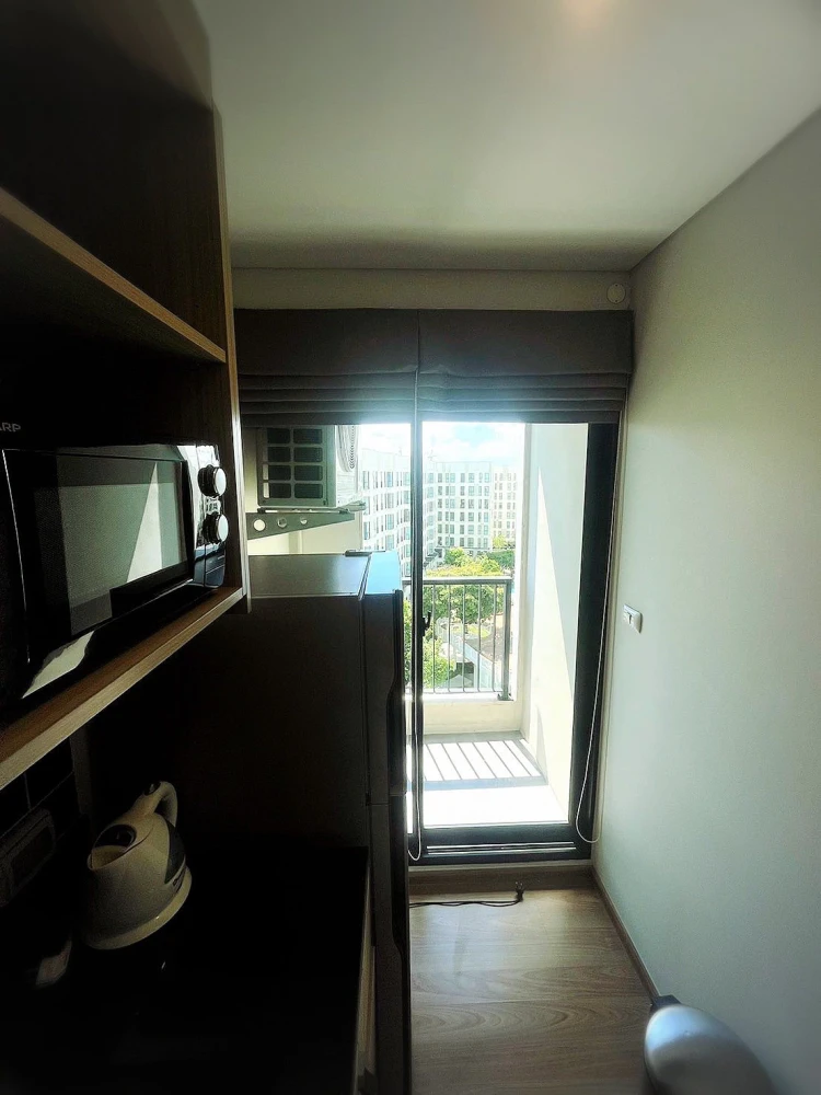 For sale: Unio Sukhumvit 72 Phase 1, 8th floor, room with swimming pool and garden view, includes all furniture, decorations and electrical appliances
