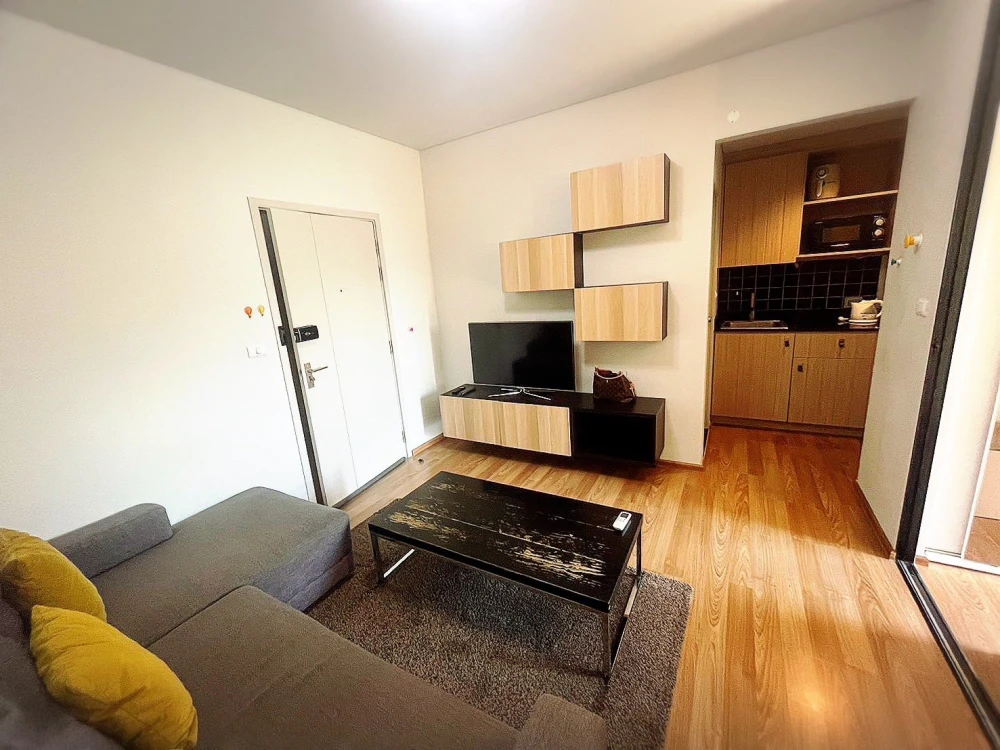 For sale: Unio Sukhumvit 72 Phase 1, 8th floor, room with swimming pool and garden view, includes all furniture, decorations and electrical appliances