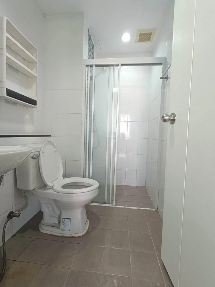 For sale: Unio Charan 3, 5th floor, corner unit. Features a view of the mass transit line; the atmosphere is quiet and relaxing. Book now before it’s