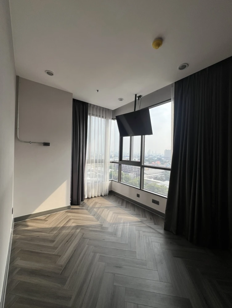 Urbano Ratchawithi for sale. Enjoy stunning views of the Rama VIII Bridge and the Chao Phraya River. Unobstructed, open view. Don't miss this opportun