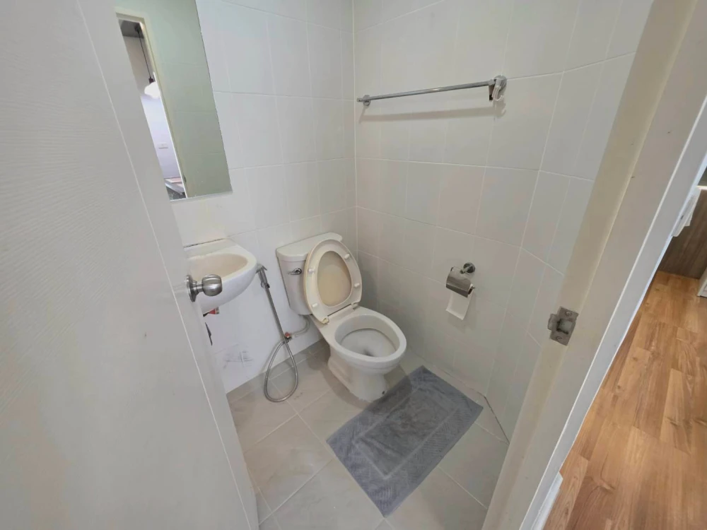 V Condo Ladkrabang for sale, 8th floor, pool view, beautiful room, fully furnished. Book now!