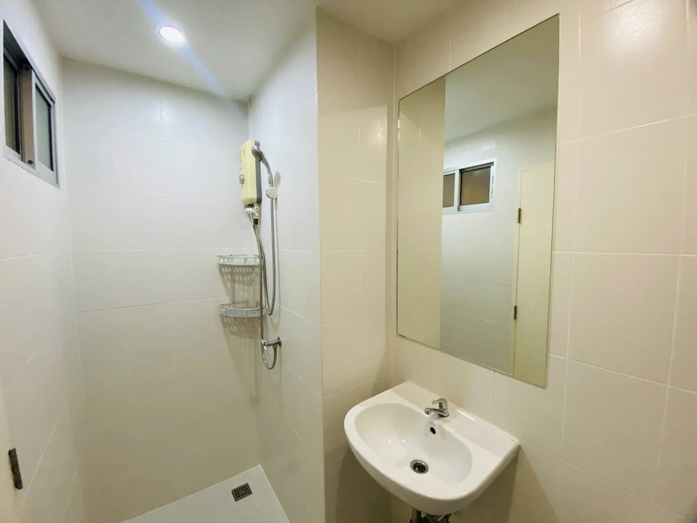 For sale: V Condo Ladkrabang, corner room with privacy, stylishly decorated, fully furnished, just bring your bags and move in.