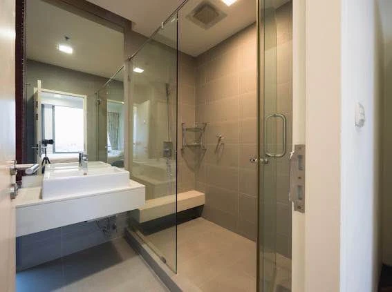 Selling Vantage Ratchavipha, 2 bedrooms, spacious living area, and amazing amenities. Don't miss out on this great deal!
