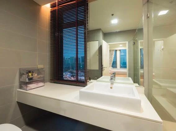 Selling Vantage Ratchavipha, 2 bedrooms, spacious living area, and amazing amenities. Don't miss out on this great deal!
