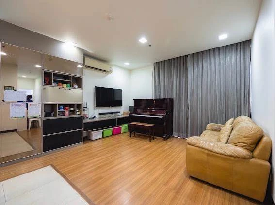 Selling Vantage Ratchavipha, 2 bedrooms, spacious living area, and amazing amenities. Don't miss out on this great deal!