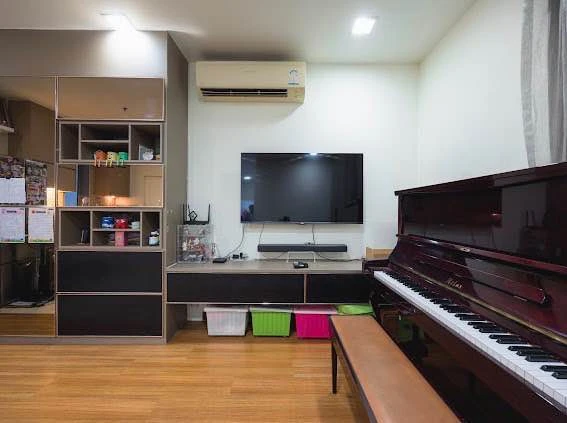 Selling Vantage Ratchavipha, 2 bedrooms, spacious living area, and amazing amenities. Don't miss out on this great deal!