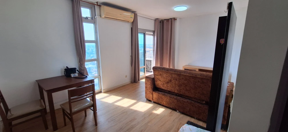 Victoria Lakeview Condominium for sale. Very high floor unit with 2 bedrooms. Book now, don't hesitate!