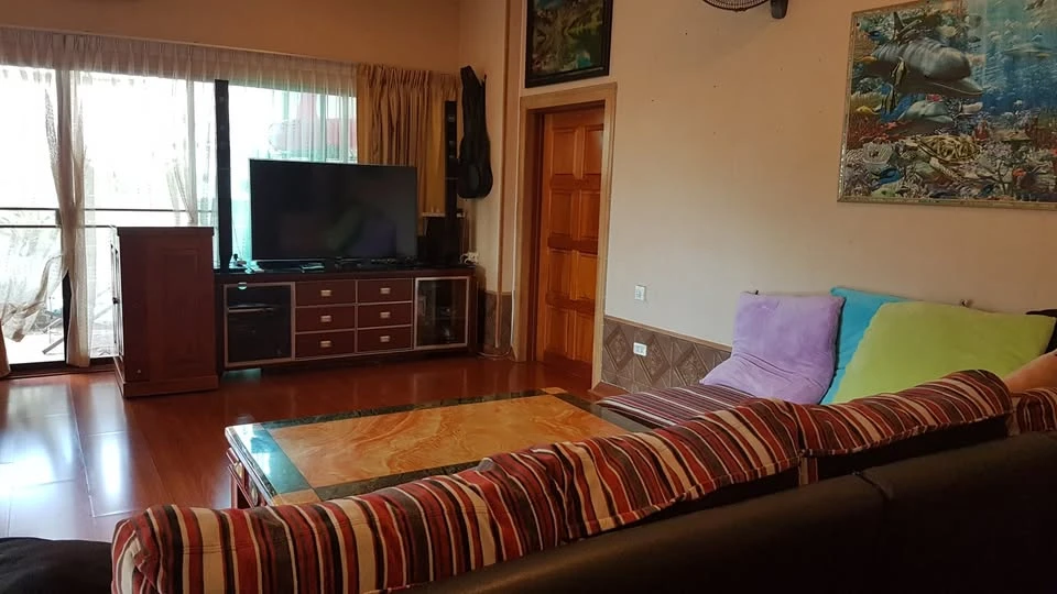 View Talay Condominium 5 for sale, Pattaya side, no elevator required, 2 meters above ground level, spacious living space, reserve now.
