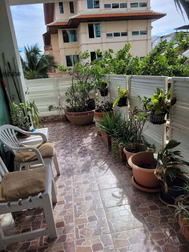View Talay Condominium 5 for sale, Pattaya side, no elevator required, 2 meters above ground level, spacious living space, reserve now.