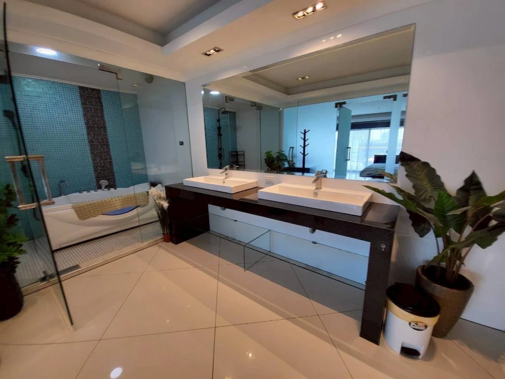 For sale View Talay Jomtien Condominium 1-8, spacious rooms, lots of usable space, good location, beautiful view, don't miss it.