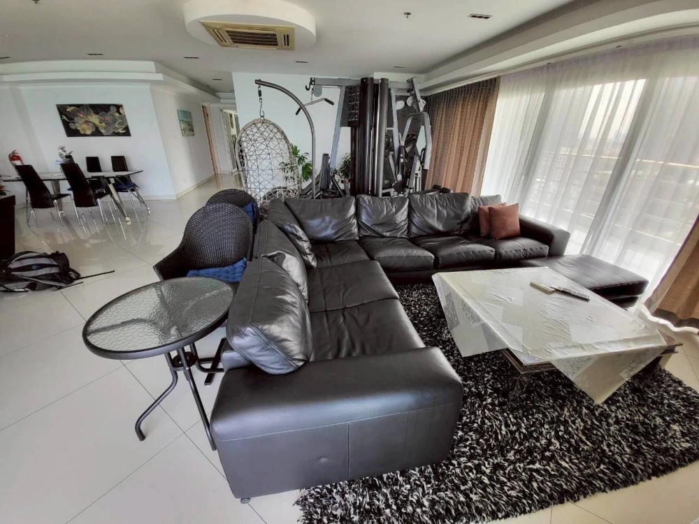 For sale View Talay Jomtien Condominium 1-8, spacious rooms, lots of usable space, good location, beautiful view, don't miss it.