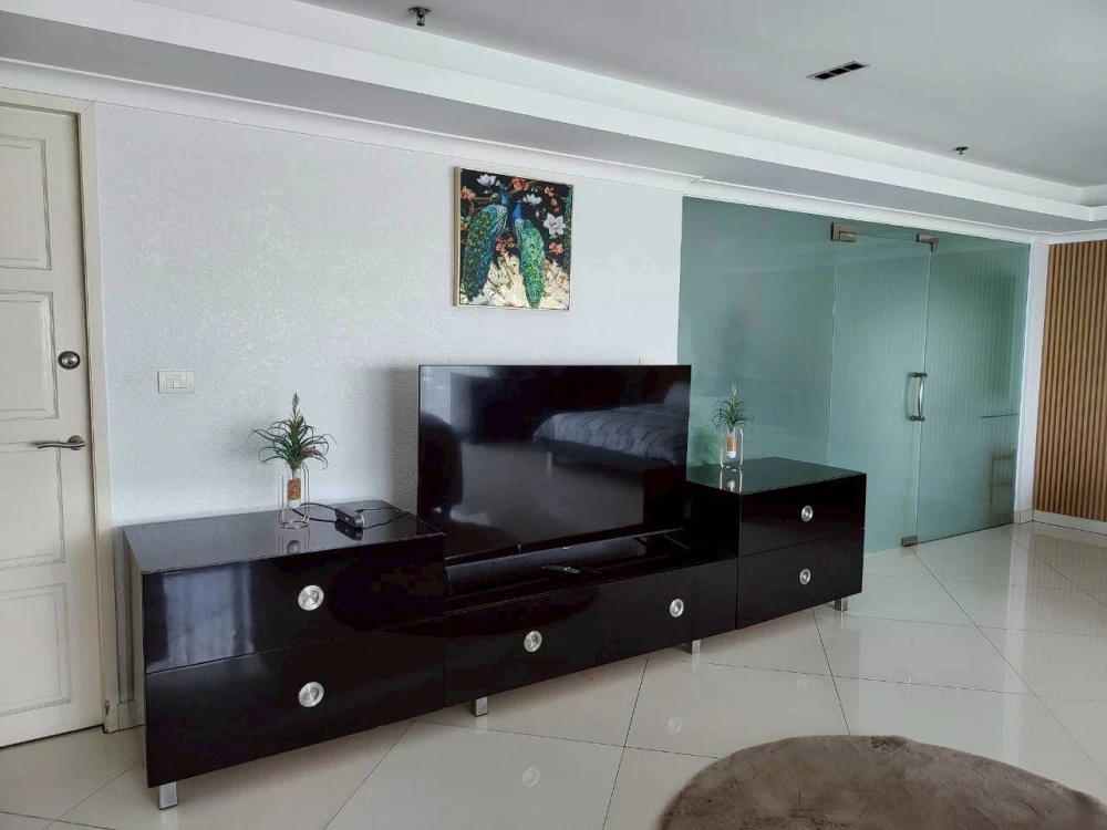 For sale View Talay Jomtien Condominium 1-8, spacious rooms, lots of usable space, good location, beautiful view, don't miss it.