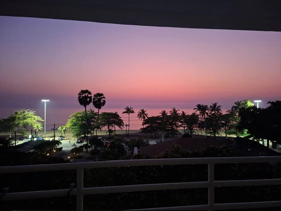 Selling View Talay Jomtien Condominium 8, 2 bedrooms, spacious living area, and complete amenities. Book now!