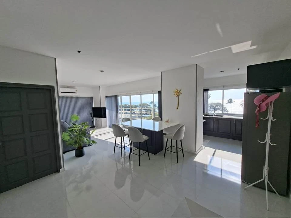 Selling View Talay Jomtien Condominium 8, 2 bedrooms, spacious living area, and complete amenities. Book now!