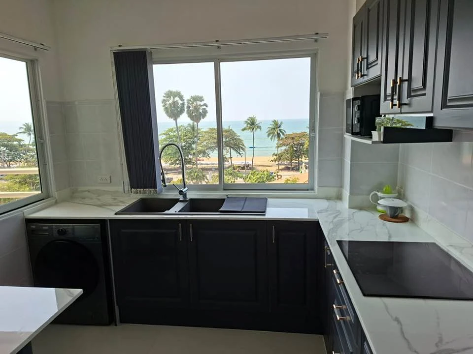 Selling View Talay Jomtien Condominium 8, 2 bedrooms, spacious living area, and complete amenities. Book now!