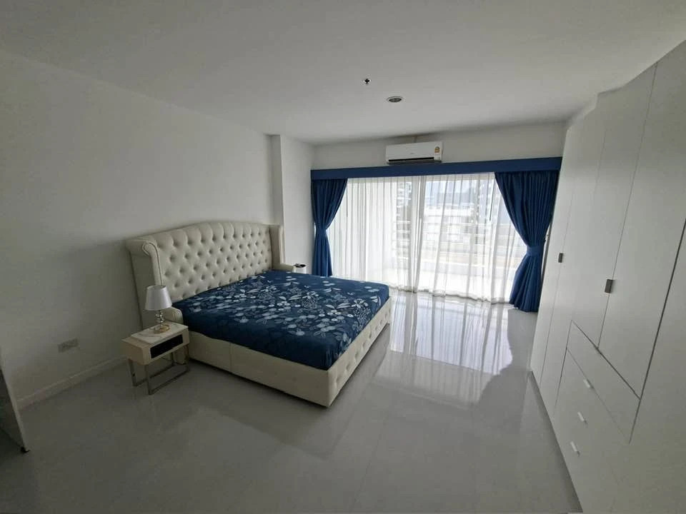 Selling View Talay Jomtien Condominium 8, 2 bedrooms, spacious living area, and complete amenities. Book now!