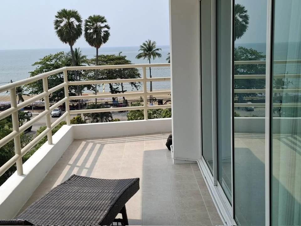 Selling View Talay Jomtien Condominium 8, 2 bedrooms, spacious living area, and complete amenities. Book now!