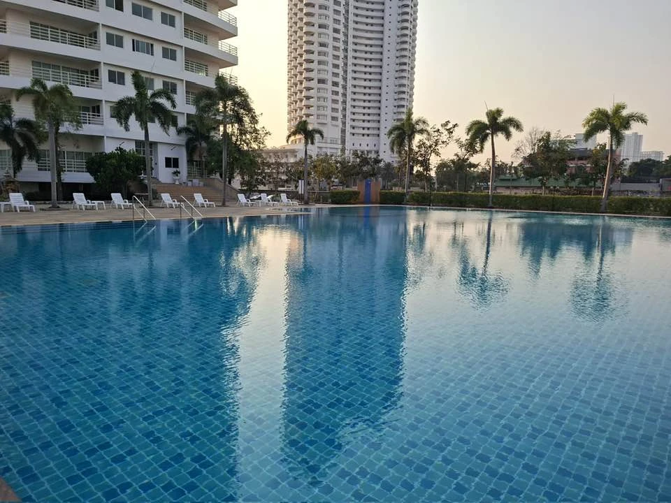 Selling View Talay Jomtien Condominium 8, 2 bedrooms, spacious living area, and complete amenities. Book now!
