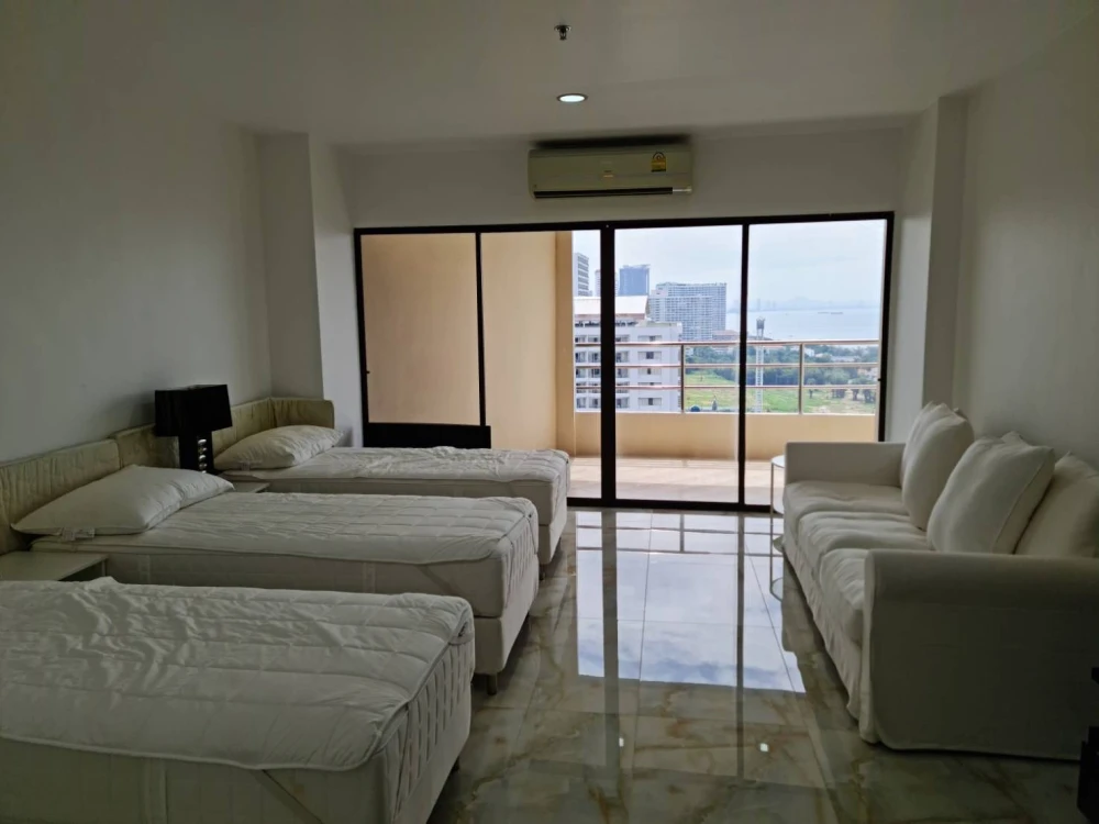 Selling View Talay condo, high floor, sea view. Just bring your belongings and move in! Book now before it's too late!