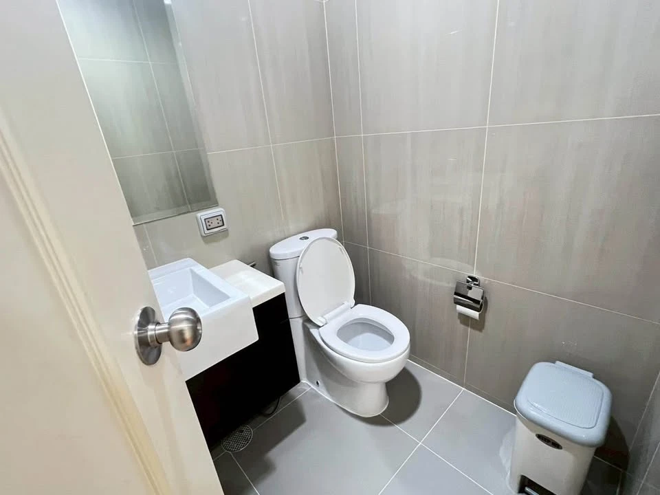 For sale: Villa Asoke, 1 bedroom, 1 bathroom, large usable area, fully furnished. Don't miss out on this great deal.
