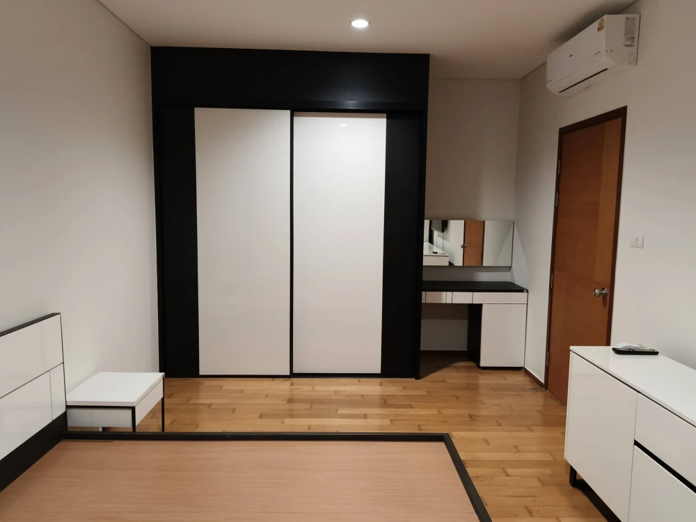 Villa Sathorn for sale. Spacious and comfortable unit. Book now!