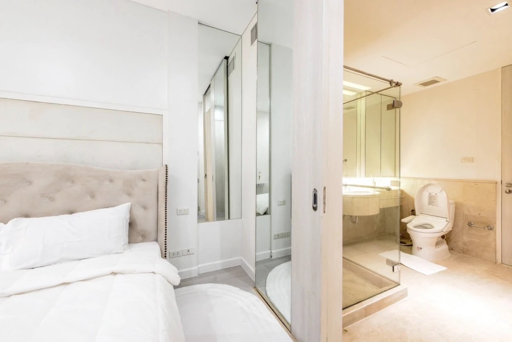 Selling Vincente Sukhumvit 49. Spacious and very comfortable condo with stylish and attractive decor. A truly lovely place to live!