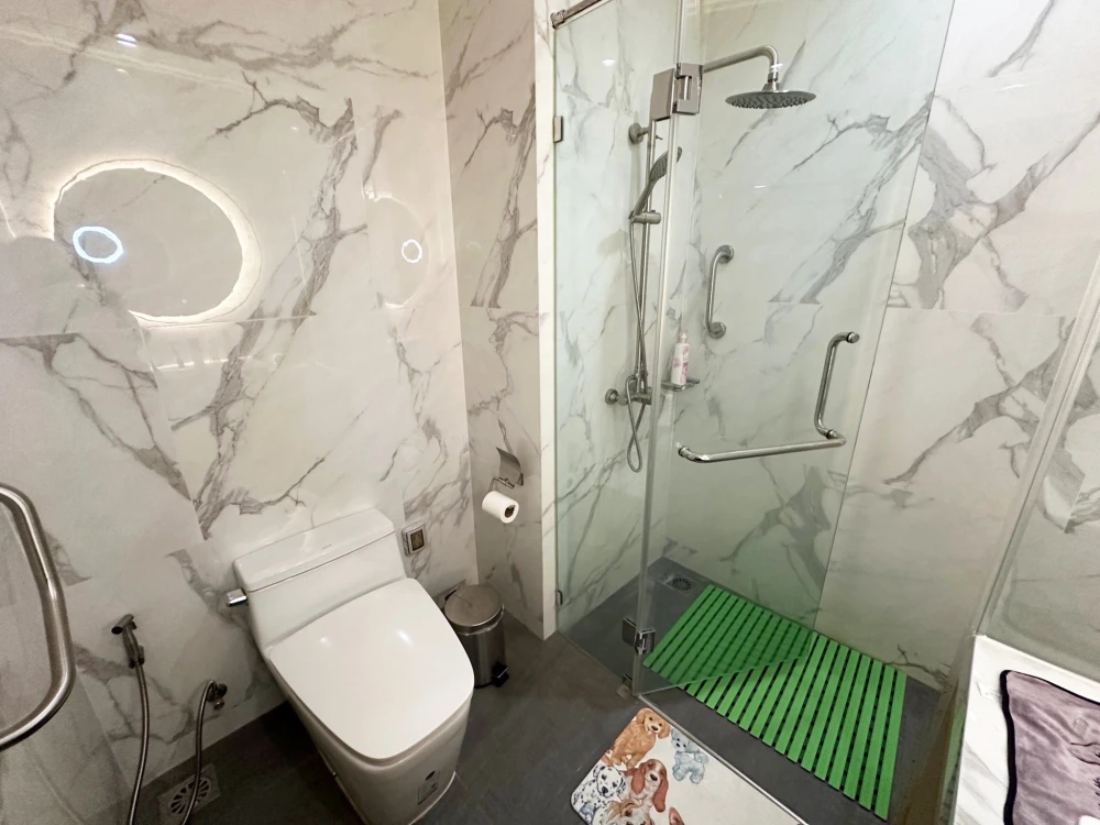 For sale: Watermark Chaophraya River, very spacious room, high floor in the city center, view of the Chao Phraya River. Can you not book it?