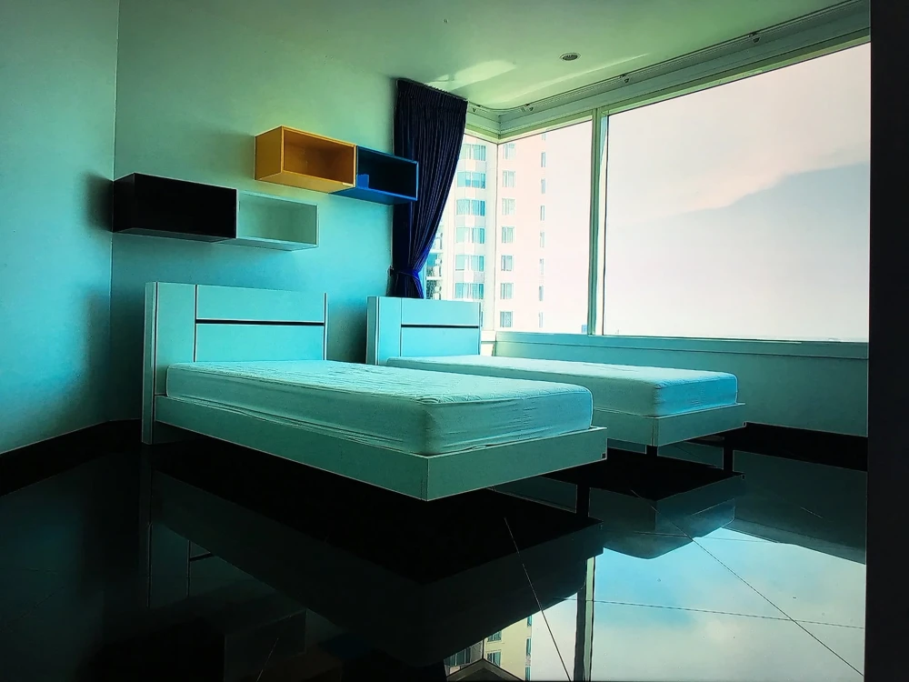 Selling a Watermark Chaophraya River condo. A lovely unit with a walk-in closet in a prime location. Don't miss out!