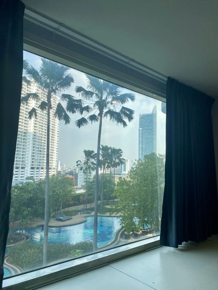 Selling Watermark Chao Phraya River condo. Very spacious room, right on the Chao Phraya River. Pets allowed. Don't miss out!
