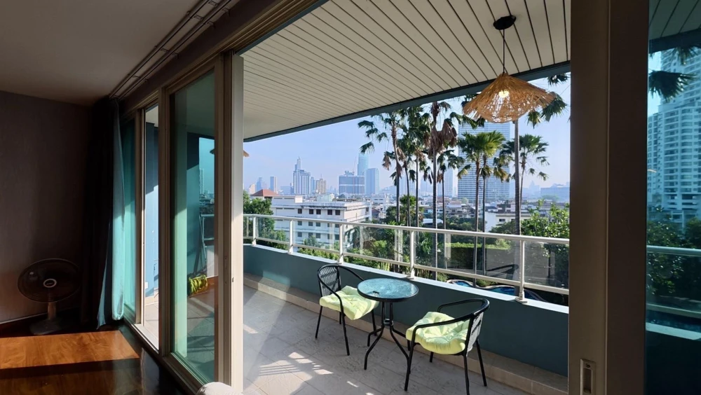 Selling Watermark Chao Phraya River condo. Very spacious room, right on the Chao Phraya River. Pets allowed. Don't miss out!