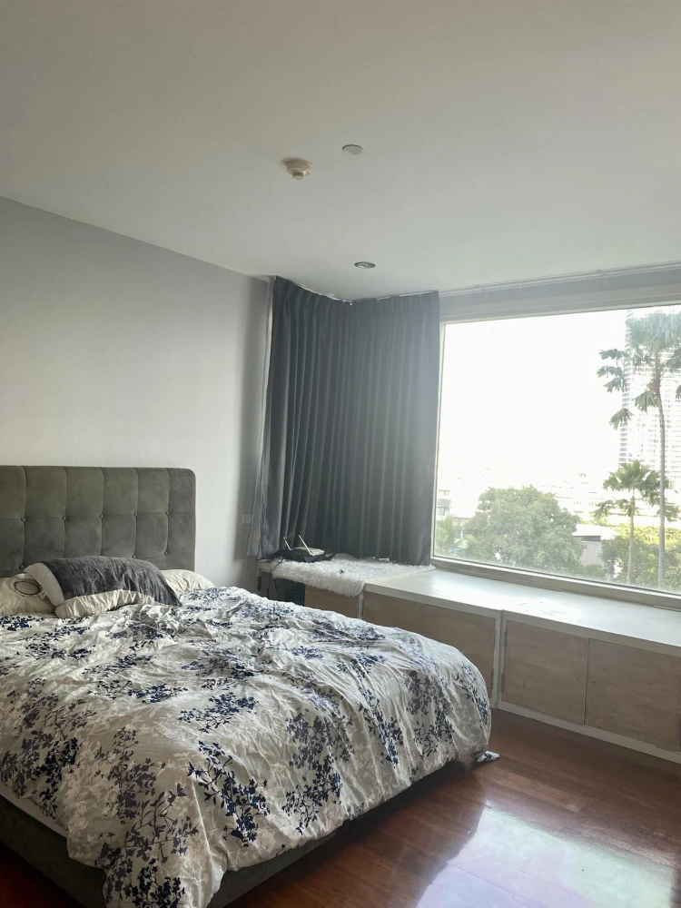 Selling Watermark Chao Phraya River condo. Very spacious room, right on the Chao Phraya River. Pets allowed. Don't miss out!