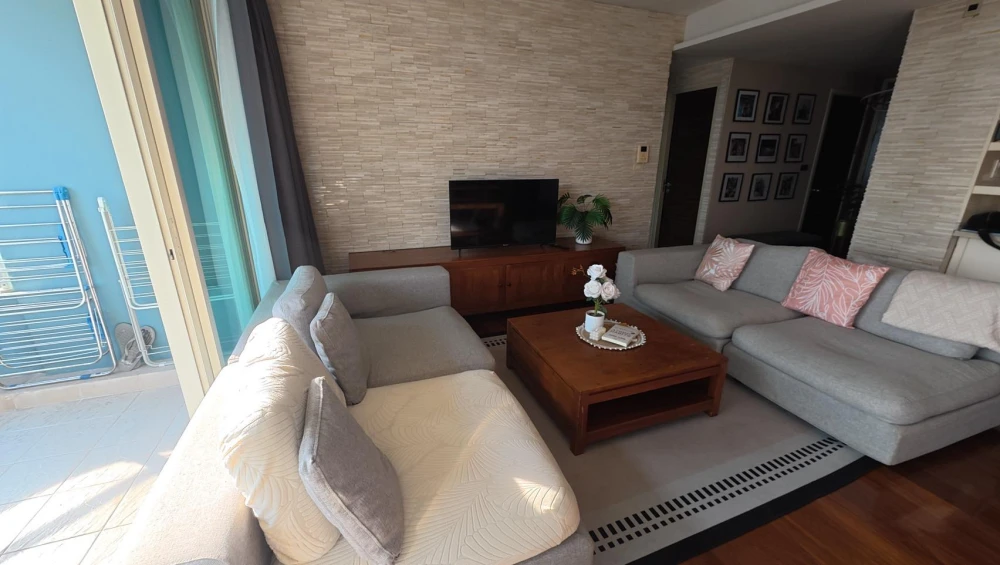 Selling Watermark Chao Phraya River condo. Very spacious room, right on the Chao Phraya River. Pets allowed. Don't miss out!