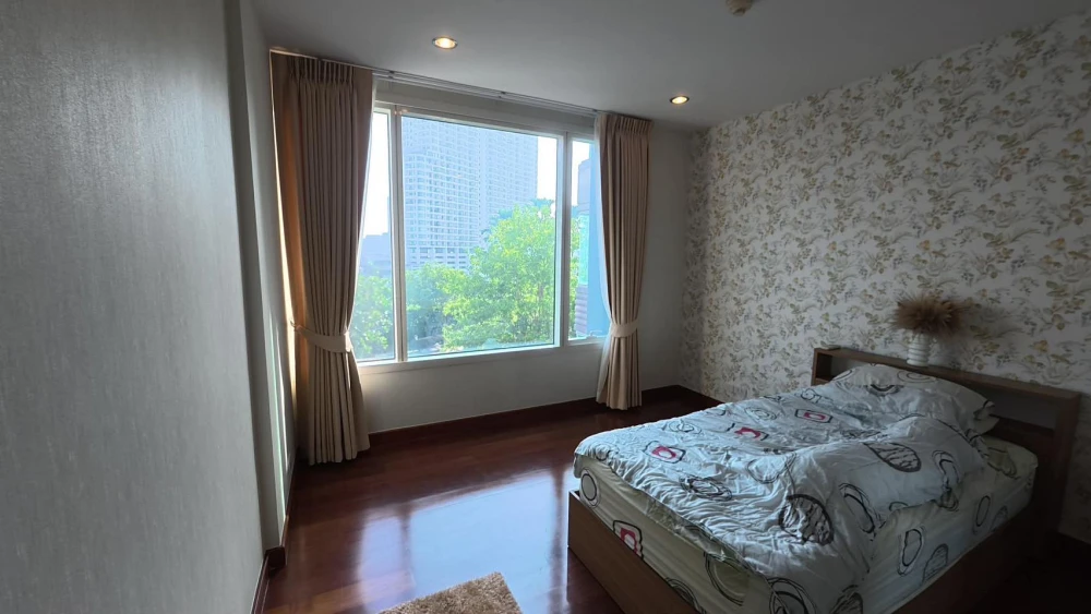 Selling Watermark Chao Phraya River condo. Very spacious room, right on the Chao Phraya River. Pets allowed. Don't miss out!