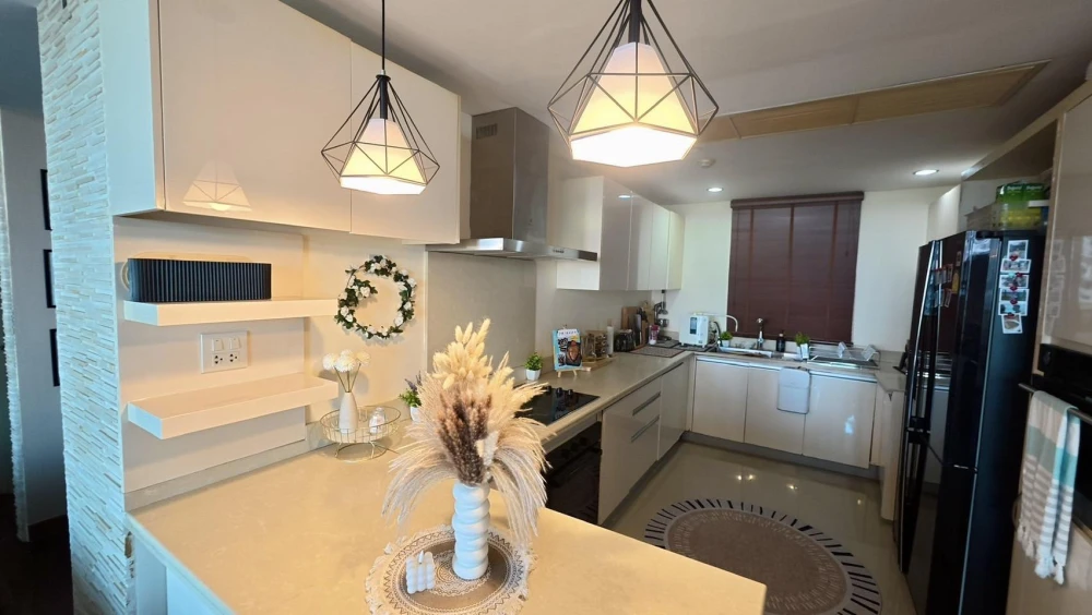 Selling Watermark Chao Phraya River condo. Very spacious room, right on the Chao Phraya River. Pets allowed. Don't miss out!