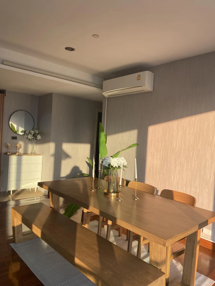 Selling Watermark Chao Phraya River condo. Very spacious room, right on the Chao Phraya River. Pets allowed. Don't miss out!