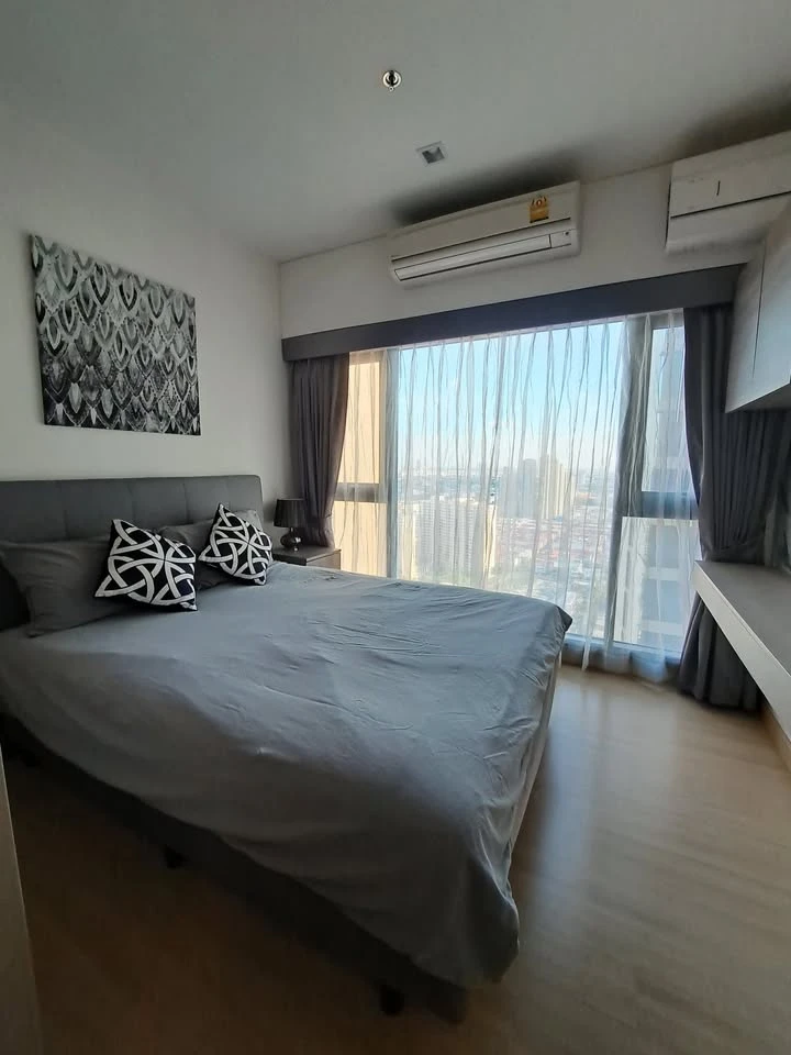 Selling a quiet unit at Whizdom Connect Sukhumvit with pool and park views. Don't miss out!