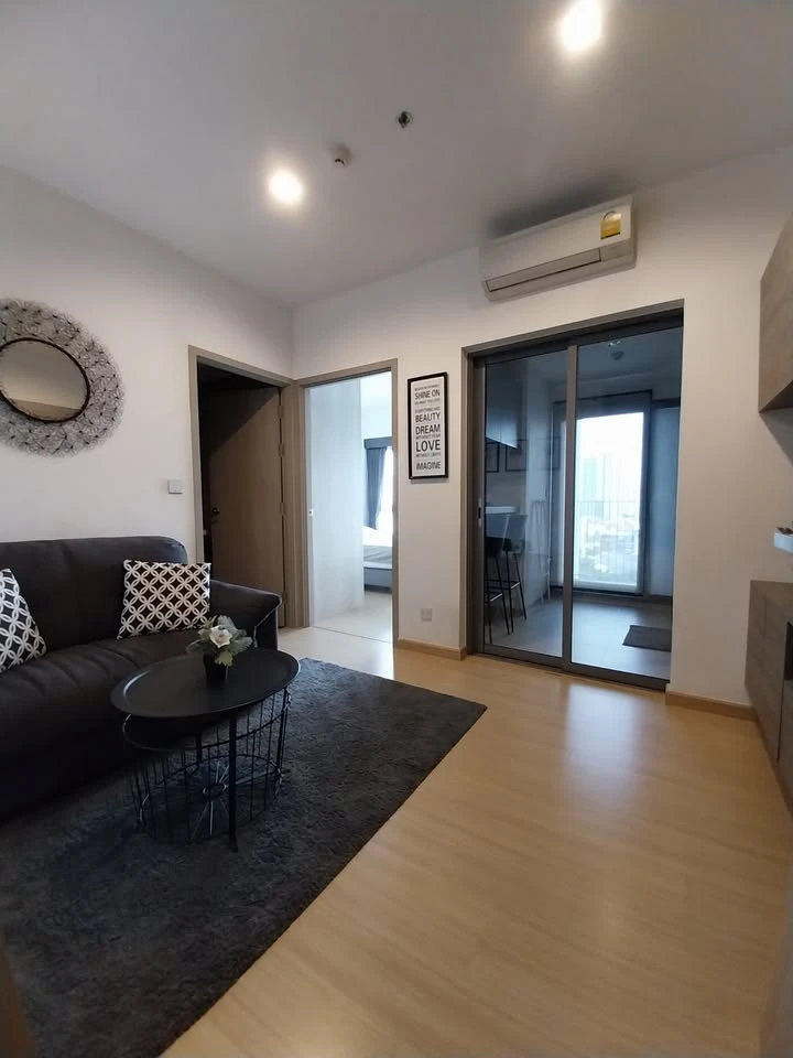 Selling a quiet unit at Whizdom Connect Sukhumvit with pool and park views. Don't miss out!