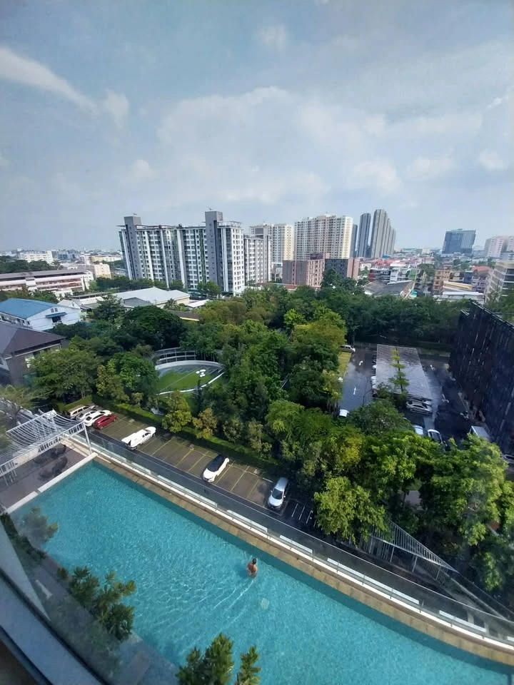 Selling a quiet unit at Whizdom Connect Sukhumvit with pool and park views. Don't miss out!