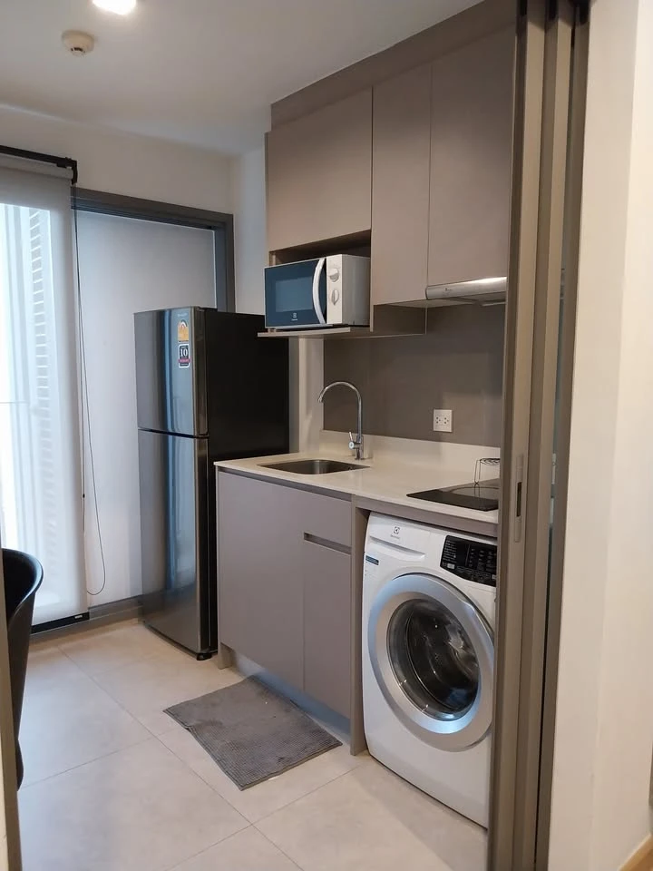 Selling a quiet unit at Whizdom Connect Sukhumvit with pool and park views. Don't miss out!