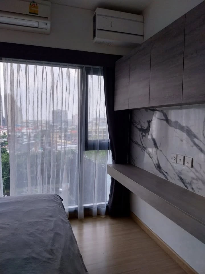 Selling a quiet unit at Whizdom Connect Sukhumvit with pool and park views. Don't miss out!