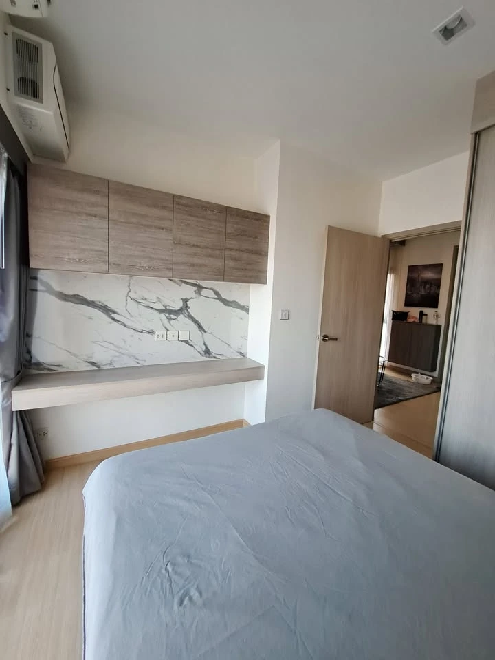 Selling a quiet unit at Whizdom Connect Sukhumvit with pool and park views. Don't miss out!