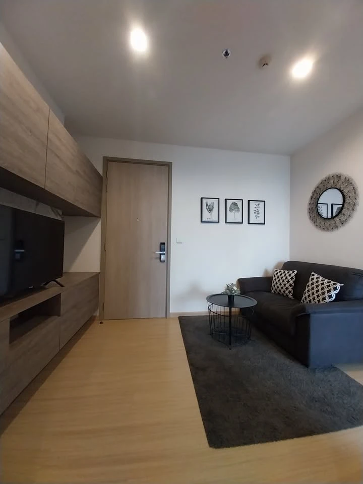 Selling a quiet unit at Whizdom Connect Sukhumvit with pool and park views. Don't miss out!