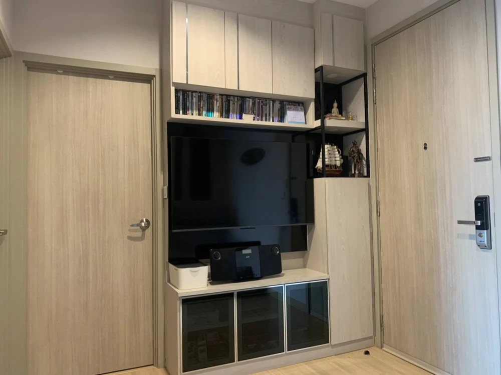 For Sale: Whizdom Connect Sukhumvit. A high-floor condo in a prime location featuring panoramic city views and complete built-in furnishings. A must-b