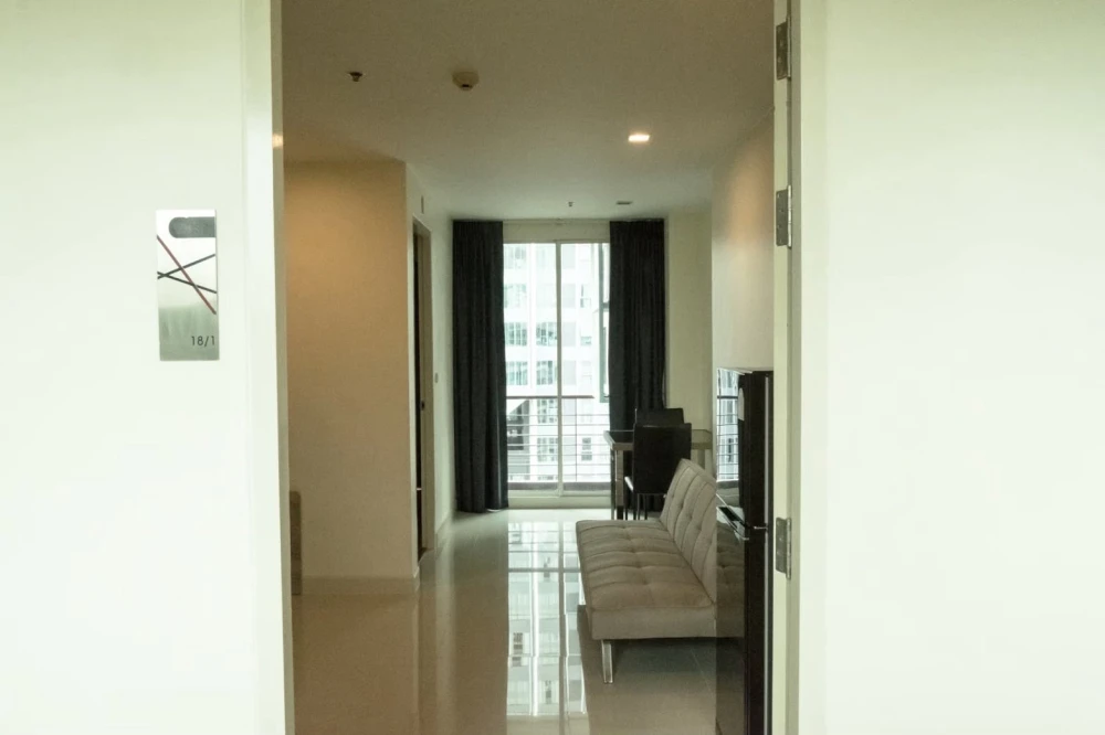 Selling WISH @ SAMYAN near Chulalongkorn University. Excellent location. Spacious and comfortable rooms. Fully furnished and ready to move in.
