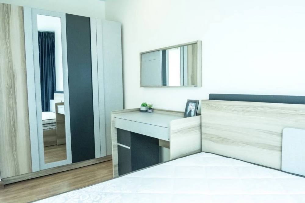 Selling WISH @ SAMYAN near Chulalongkorn University. Excellent location. Spacious and comfortable rooms. Fully furnished and ready to move in.