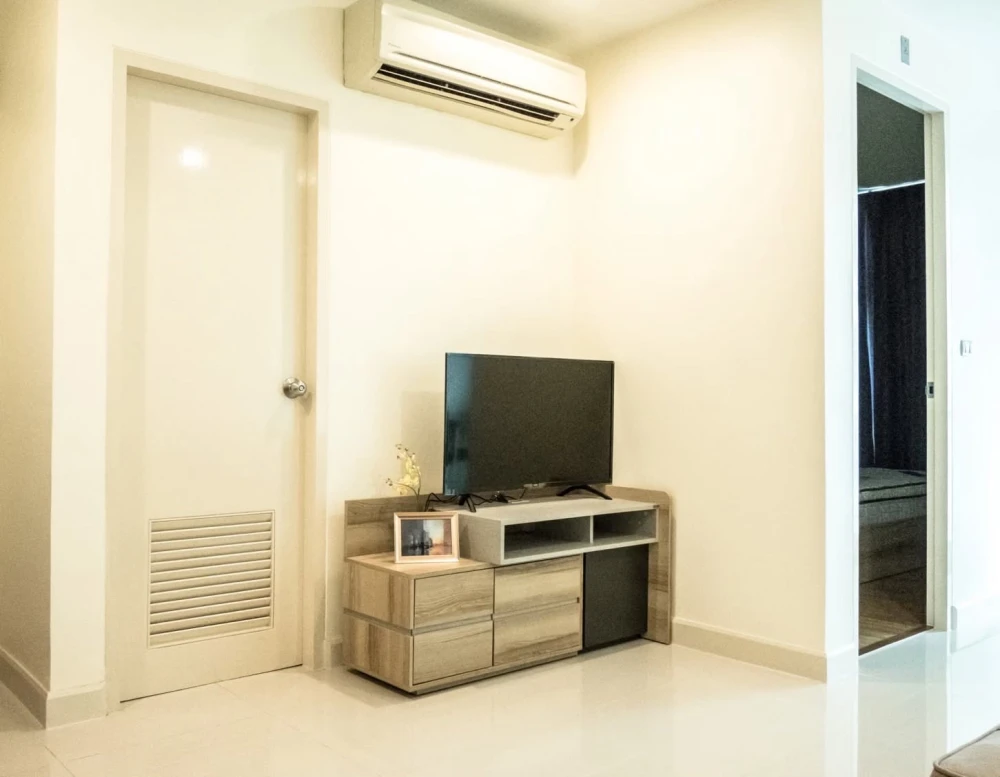 Selling WISH @ SAMYAN near Chulalongkorn University. Excellent location. Spacious and comfortable rooms. Fully furnished and ready to move in.