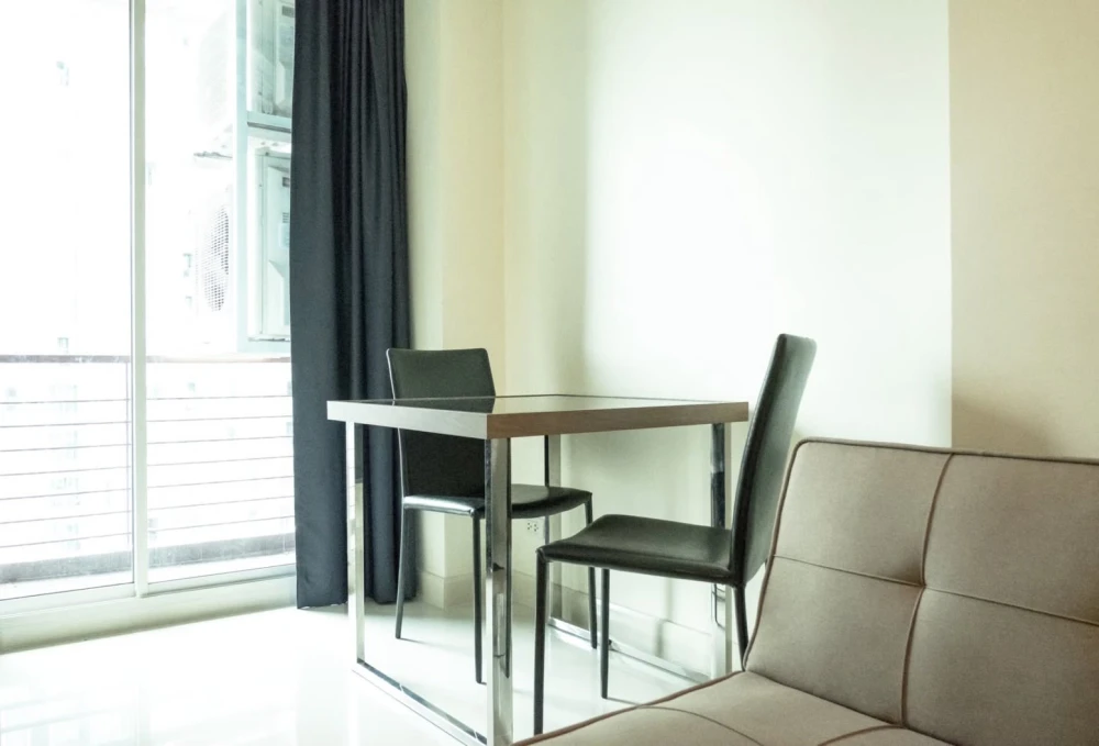 Selling WISH @ SAMYAN near Chulalongkorn University. Excellent location. Spacious and comfortable rooms. Fully furnished and ready to move in.