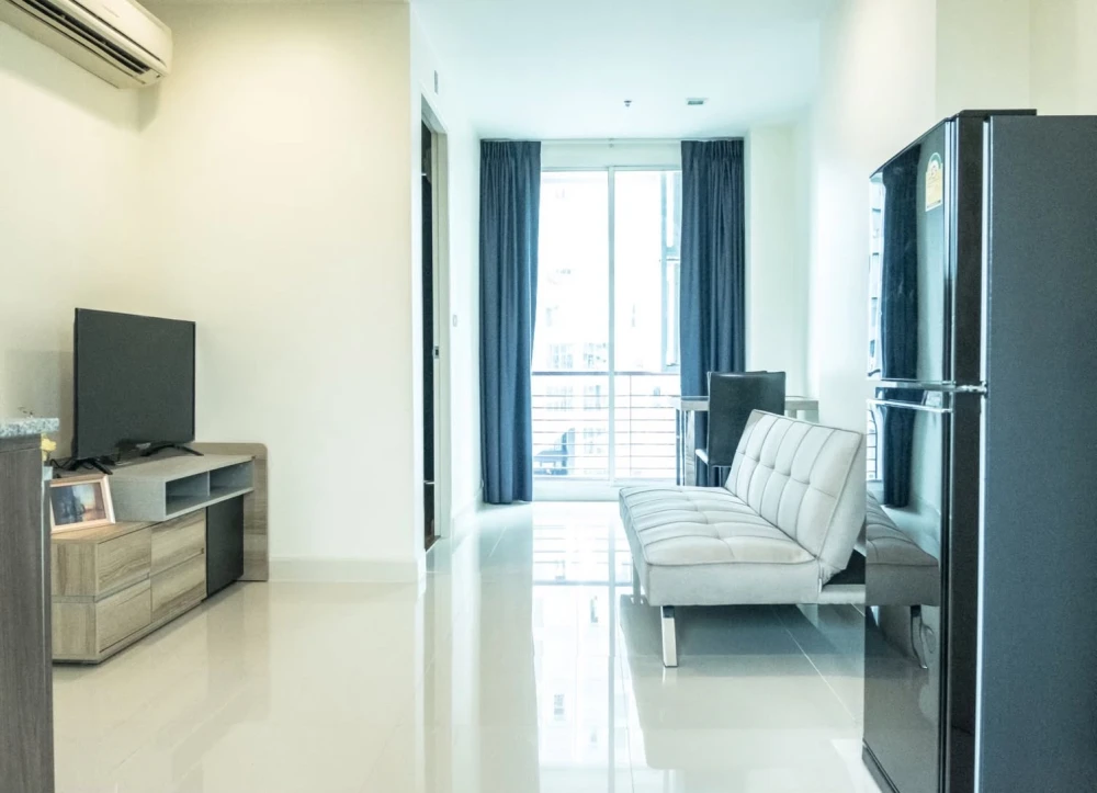 Selling WISH @ SAMYAN near Chulalongkorn University. Excellent location. Spacious and comfortable rooms. Fully furnished and ready to move in.
