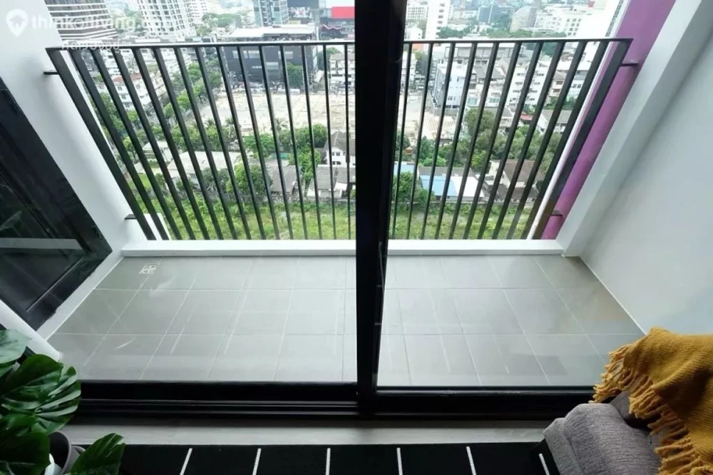 XT Ekkamai for sale, spacious room, lots of usable space, good location, comes with complete furniture and appliances. Reserve now!