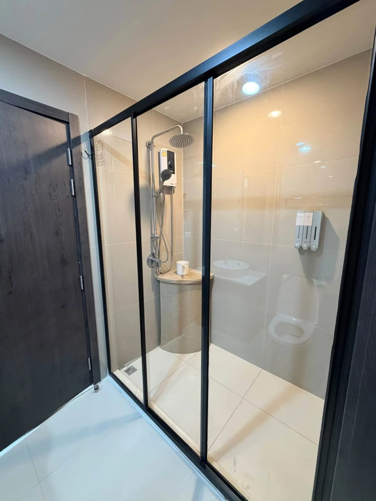 For Sale: XT Huai Khwang, 40th floor (very high level). Unfurnished unit, but comes with electrical appliances and bedroom furniture included. Act fas